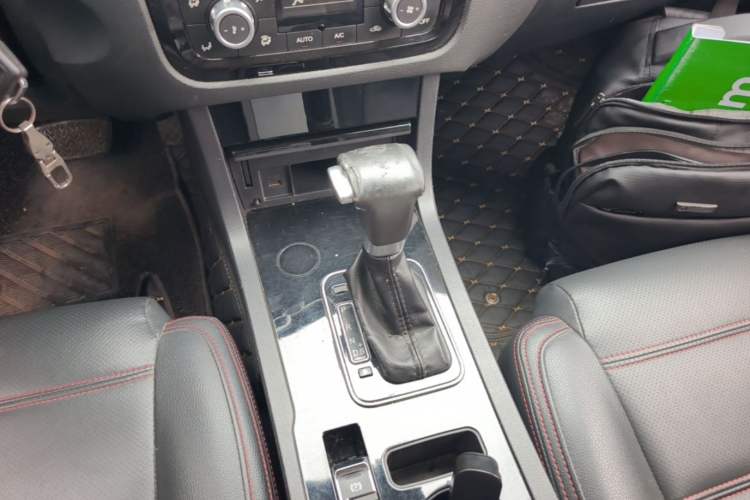 Used Yema T70 2016 1.8T CVT Elegant Model Gear Lever