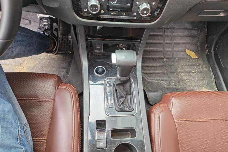 Used Yema T70 2016 Upgraded Model 1.8T CVT Flagship Edition Gear Lever