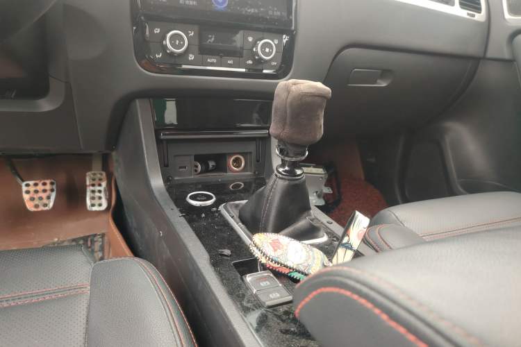 Used Yema T70 2016 Upgraded Model 1.5T Manual Luxury Version Gear Lever