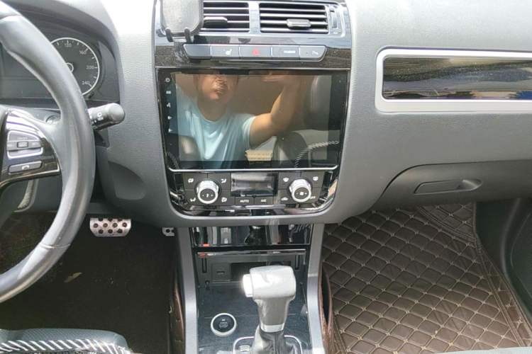 Used Yema T70 2016 1.8T CVT Smart 7-Seater Audio And AC Panel