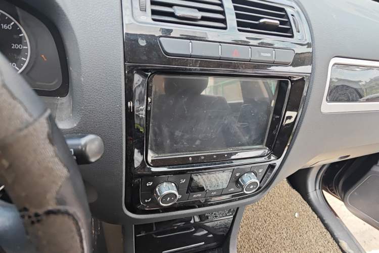 Used Yema T70 2016 Upgraded Model 1.5T Manual Leading Version Audio And AC Panel