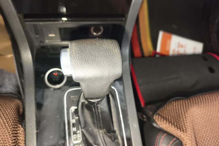 Used Yema T70 2016 1.8T CVT Smart 7-Seater Gear Lever