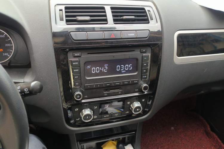 Used Yema T70 2016 Upgraded Model 1.8L Manual Comfort Version Audio And AC Panel