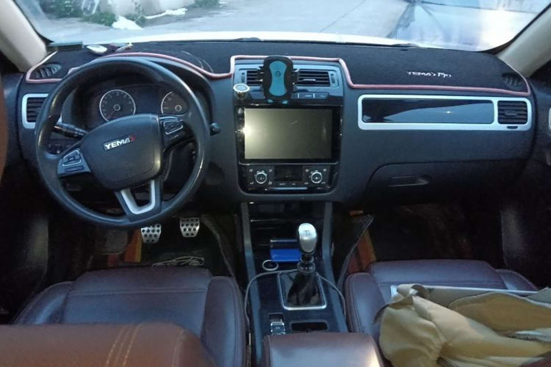 Used Yema T70 2016 Upgraded Model 1.5T Manual Luxury Version Center Console