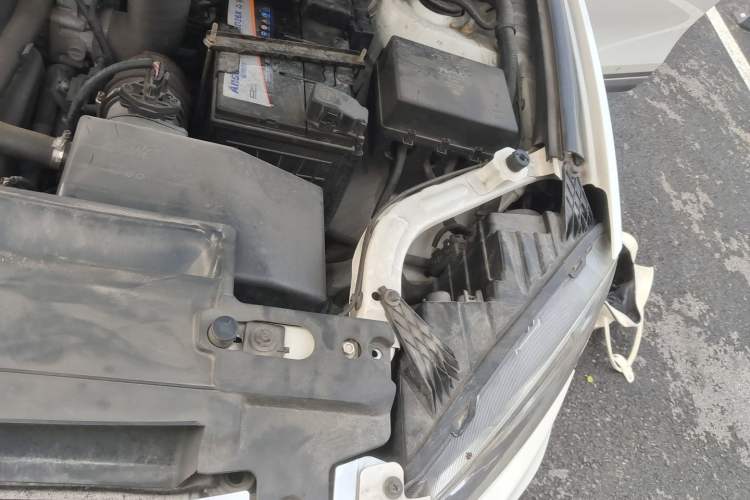 Used Yema T70 2016 1.8T CVT Elegant Model Engine Bay Left