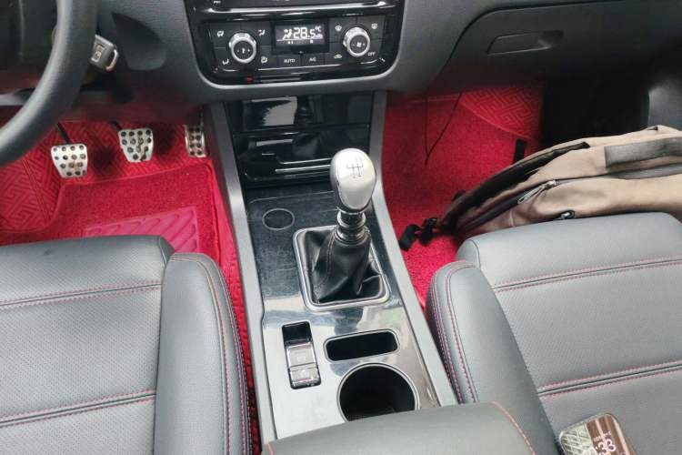 Used Yema T70 2016 Upgraded Model 1.5T Manual Leading Version Gear Lever