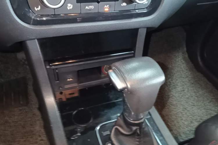 Used Yema T70 2016 1.8T CVT Elegant Model Gear Lever