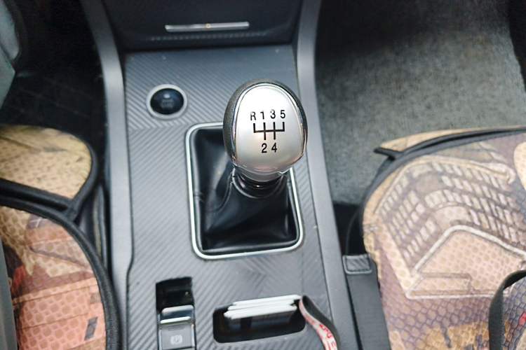 Used Yema T70 2016 Upgraded Model 1.5T Manual Luxury Version Gear Lever