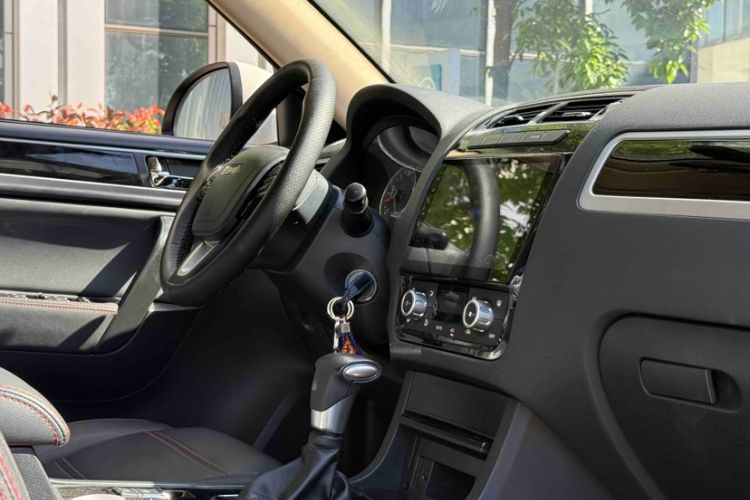 Used Yema T70 2016 1.8T CVT Elegant Model Interior 3