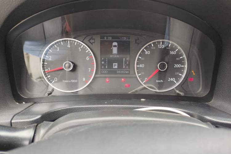 Used Yema T70 2016 1.8T CVT Elegant 7-Seater Odometer Close Up