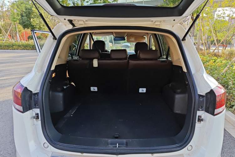 Used Yema T70 2016 Upgraded Model 1.5T Manual Luxury Version Trunk