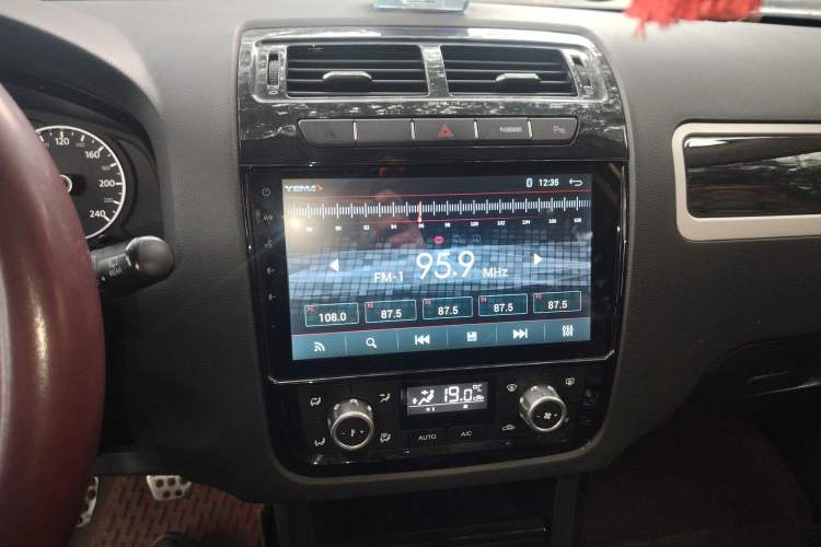 Used Yema T70 2016 Upgraded Model 1.5T Manual Luxury Version Audio And AC Panel