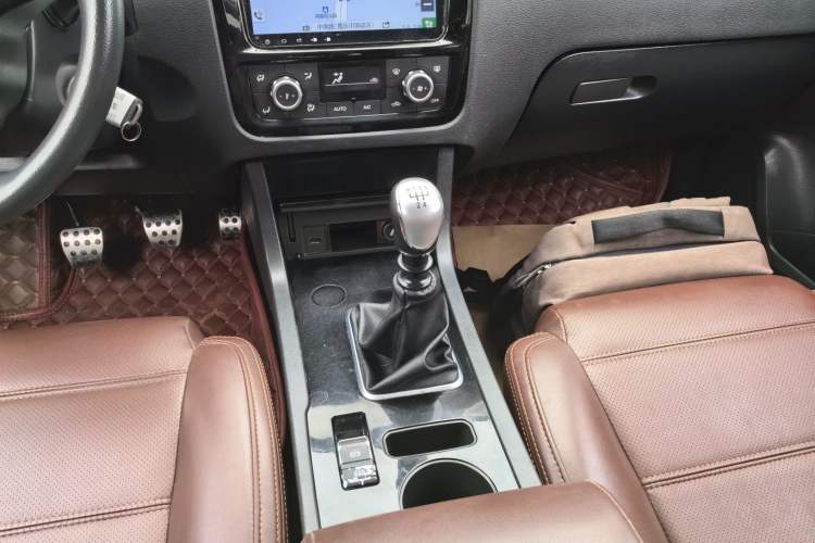 Used Yema T70 2016 Upgraded Model 1.5T Manual Leading Version Gear Lever