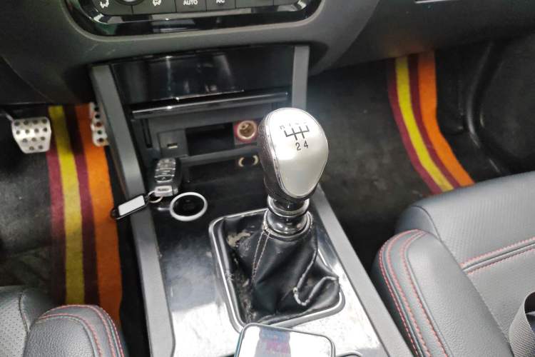 Used Yema T70 2016 Upgraded Model 1.5T Manual Luxury Version Gear Lever