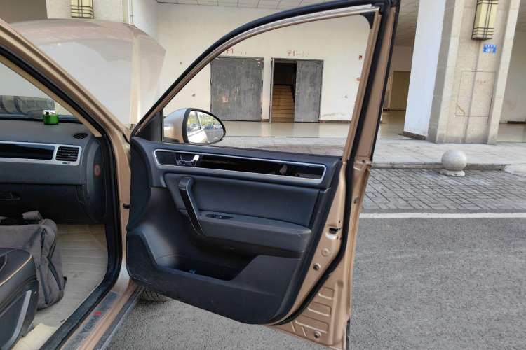 Used Yema T70 2016 1.8T CVT Elegant Model Interior 5