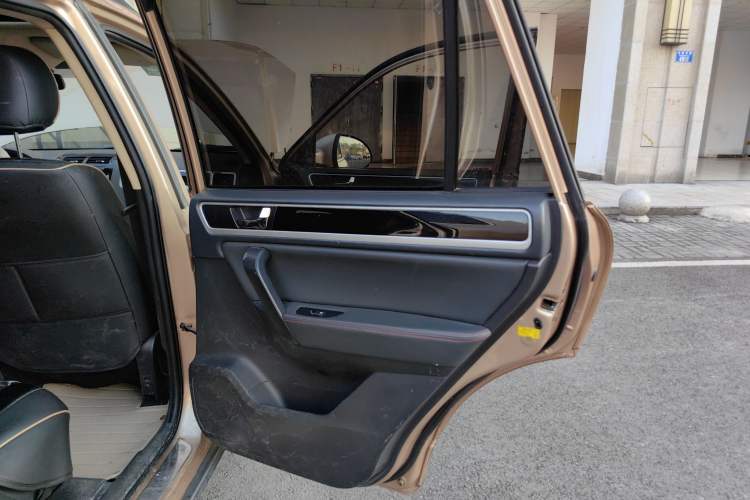 Used Yema T70 2016 1.8T CVT Elegant Model Interior 6