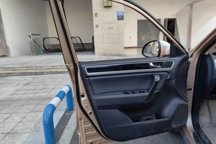 Used Yema T70 2016 1.8T CVT Elegant Model Interior 7