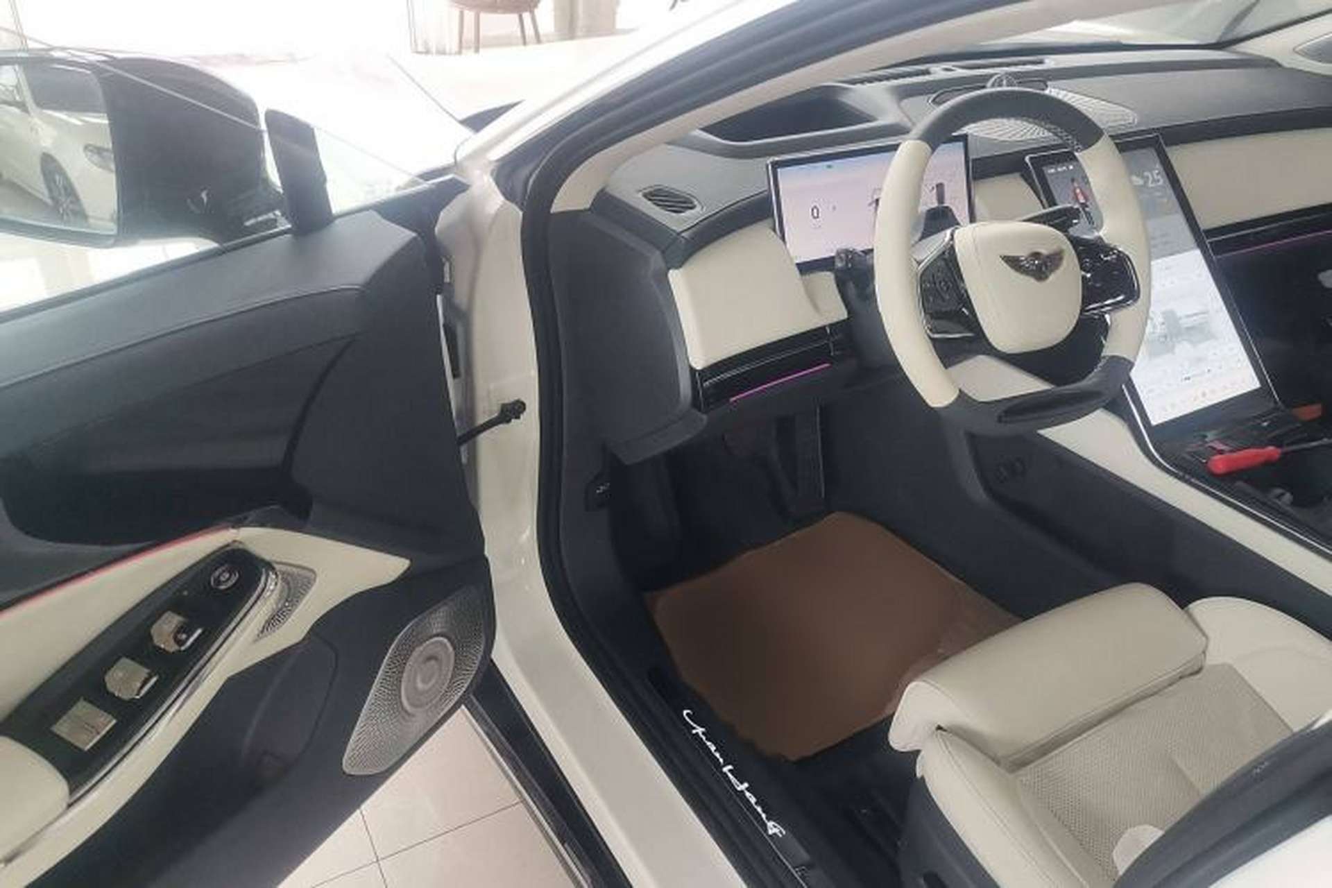 Used Yuanhang Y6 2023 620 km All-Wheel Drive Premium Edition Interior 3