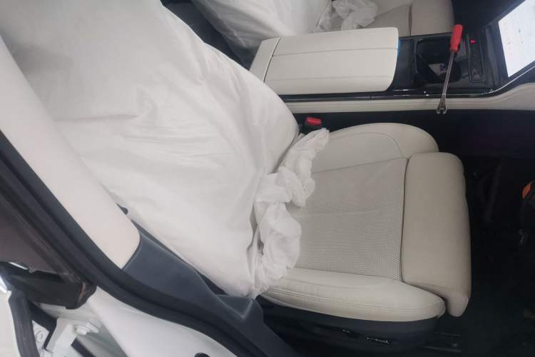 Used Yuanhang Y6 2023 620 km All-Wheel Drive Premium Edition Right Front Seat
