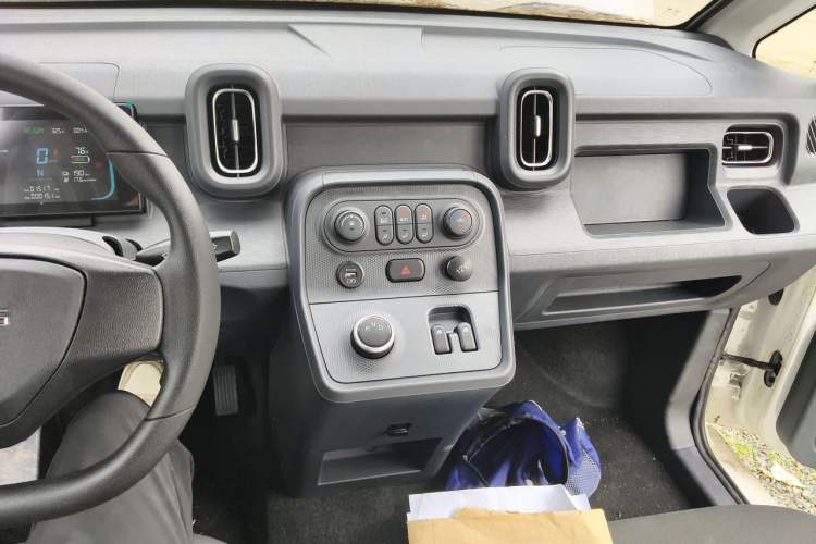 Used Yufeng Gold Warehouse 2025 Model Value Edition, 42.3 kWh Audio And AC Panel