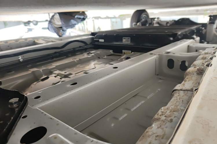 Used Yufeng Gold Warehouse 2025 Model Refreshed Version, First-Class Cabin Chassis Front Right
