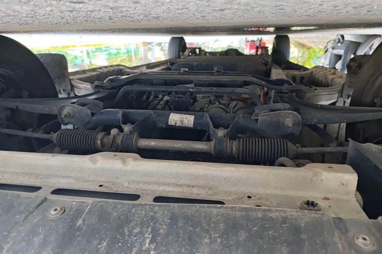Used Yufeng Gold Warehouse 2025 Model Refreshed Version, First-Class Cabin Chassis Front