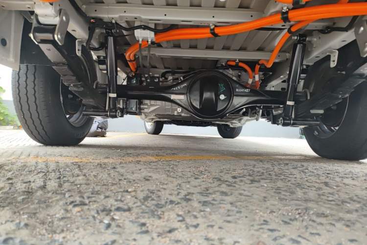 Used Yufeng Gold Warehouse 2025 Model Refreshed Version, First-Class Cabin Chassis Rear