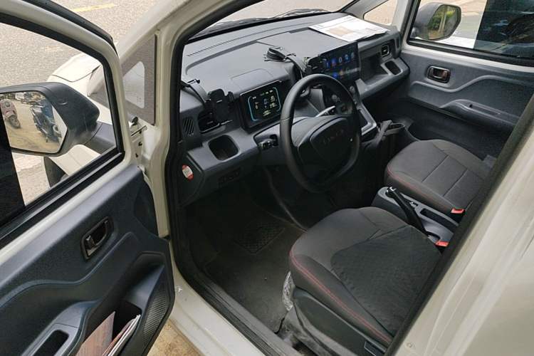 Used Yufeng Gold Warehouse 2025 Model PLUS Bus Version, First-Class Cabin Driver Seat
