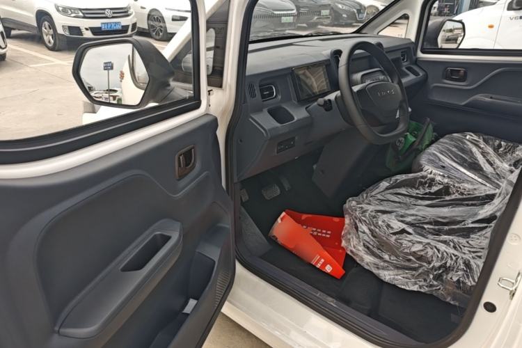 Used Yufeng Gold Warehouse 2025 Model PLUS Value Edition, 42.3 kWh Driver Seat