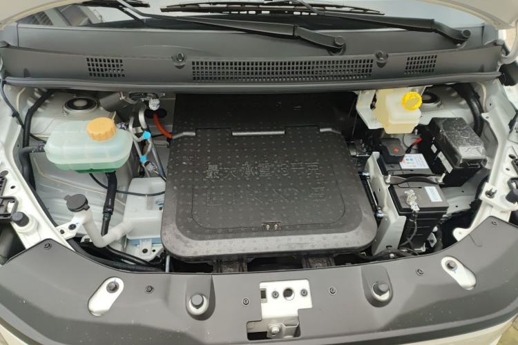 Used Yufeng Gold Warehouse 2025 Model Refreshed Version, First-Class Cabin Engine Bay