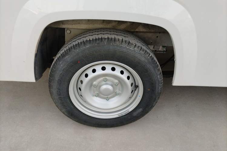 Used Yufeng Gold Warehouse 2025 Model Value Edition, 42.3 kWh Exterior 5