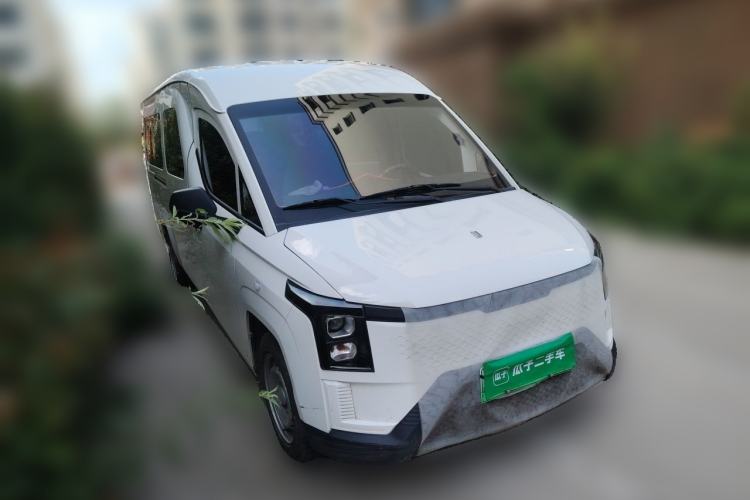 Used Yufeng Gold Warehouse 2025 Model Bus Version with Slow Charger Front Right 45 Deg