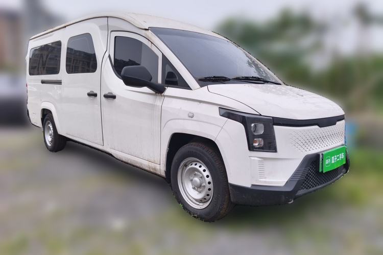 Used Yufeng Gold Warehouse 2025 Model Value Edition, 42.3 kWh Front Right 45 Deg
