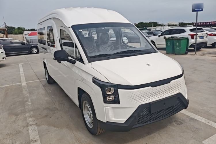 Used Yufeng Gold Warehouse 2025 Model PLUS Value Edition, 42.3 kWh Front Right 45 Deg