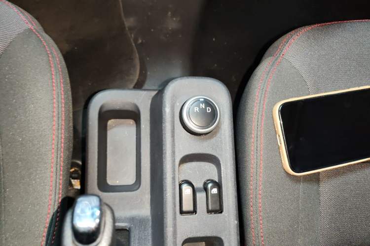 Used Yufeng Gold Warehouse 2025 Model PLUS Bus Version, First-Class Cabin Gear Lever