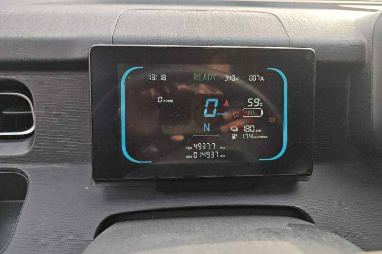 Used Yufeng Gold Warehouse 2025 Model Bus Version with Slow Charger Instrument Cluster