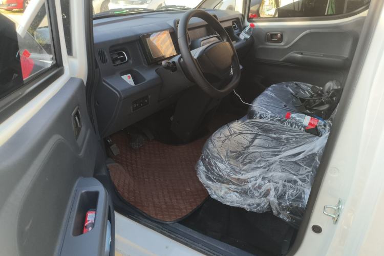 Used Yufeng Gold Warehouse 2025 Model Value Edition, 42.3 kWh Interior 3