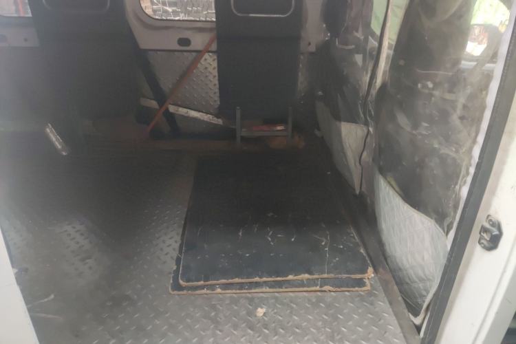 Used Yufeng Gold Warehouse 2025 Model Bus Version with Slow Charger Interior 4