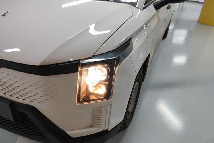 Used Yufeng Gold Warehouse 2025 Model PLUS Bus Version, First-Class Cabin Left Front Headlight