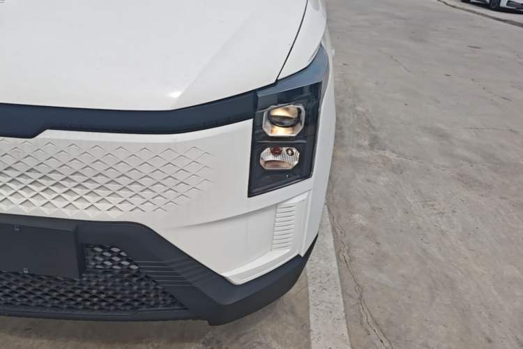 Used Yufeng Gold Warehouse 2025 Model PLUS Value Edition, 42.3 kWh Left Front Headlight