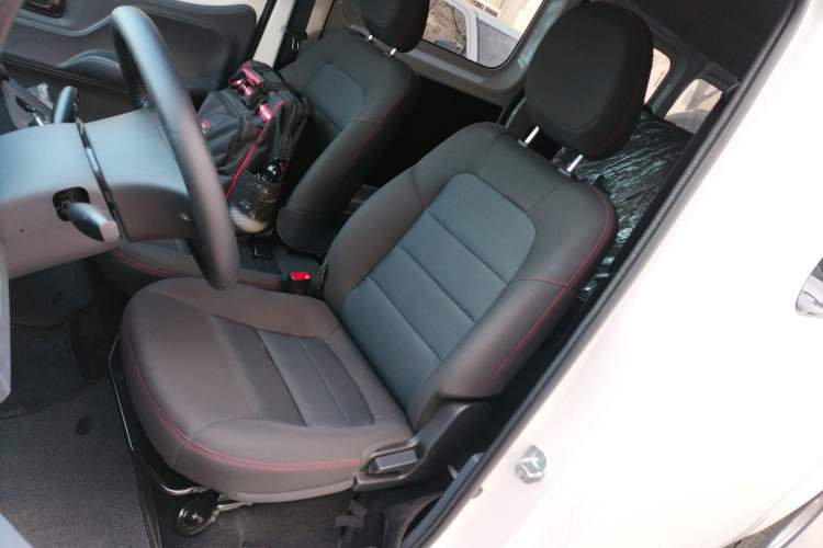 Used Yufeng Gold Warehouse 2025 Model Value Edition, 42.3 kWh Left Front Seat