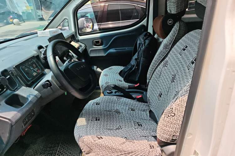 Used Yufeng Gold Warehouse 2025 Model Bus Version with Slow Charger Left Front Seat