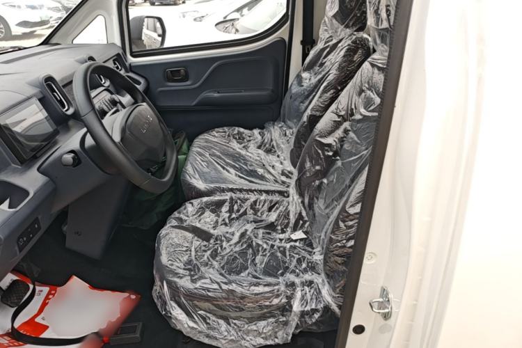 Used Yufeng Gold Warehouse 2025 Model PLUS Value Edition, 42.3 kWh Left Front Seat