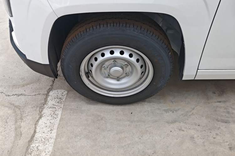 Used Yufeng Gold Warehouse 2025 Model PLUS Value Edition, 42.3 kWh Left Front Wheel Hub