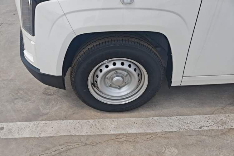 Used Yufeng Gold Warehouse 2025 Model PLUS Value Edition, 42.3 kWh Left Front Wheel Hub