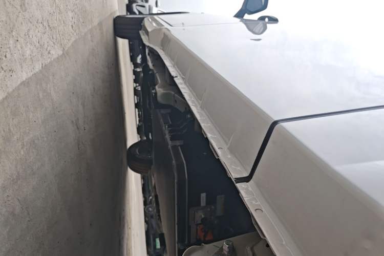 Used Yufeng Gold Warehouse 2025 Model PLUS Value Edition, 42.3 kWh Left Side Sill
