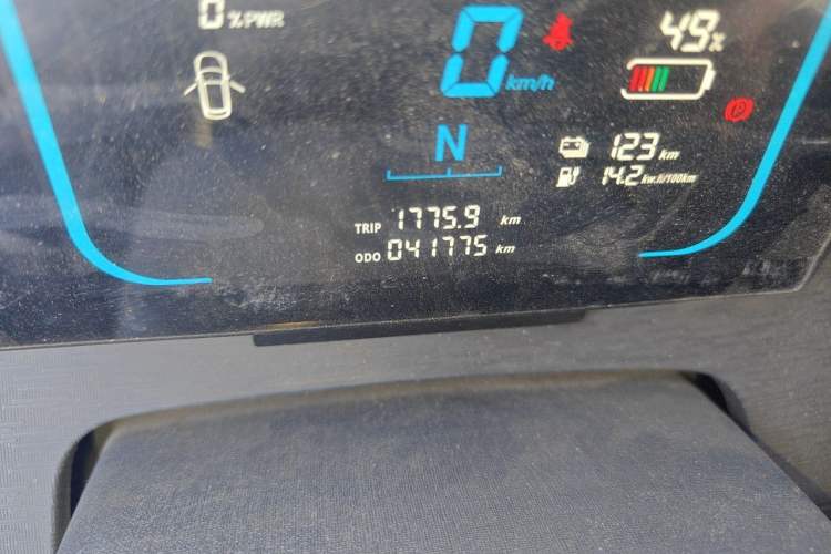 Used Yufeng Gold Warehouse 2025 Model Value Edition, 42.3 kWh Odometer Close Up
