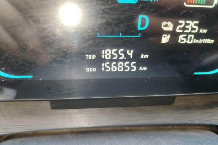 Used Yufeng Gold Warehouse 2025 Model Bus Version with Slow Charger Odometer Close Up