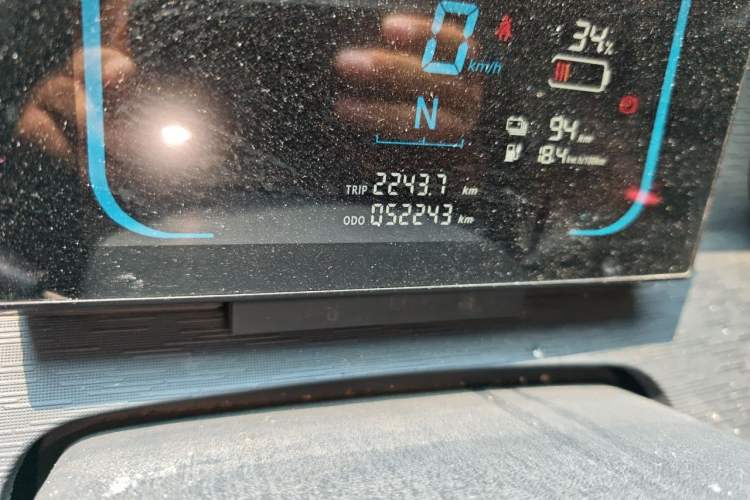 Used Yufeng Gold Warehouse 2025 Model Bus Version with Slow Charger Odometer Close Up