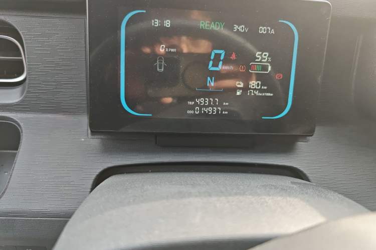 Used Yufeng Gold Warehouse 2025 Model Bus Version with Slow Charger Odometer Close Up